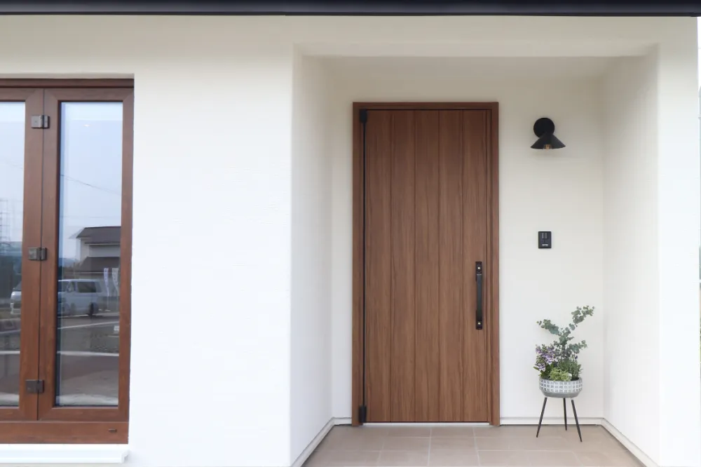 【玄関】家族を優しく迎え入れる、風格あるエントランス