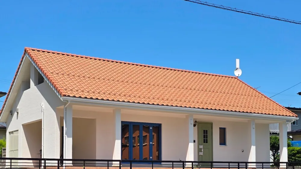 【外観】青い窓と瓦屋根の家