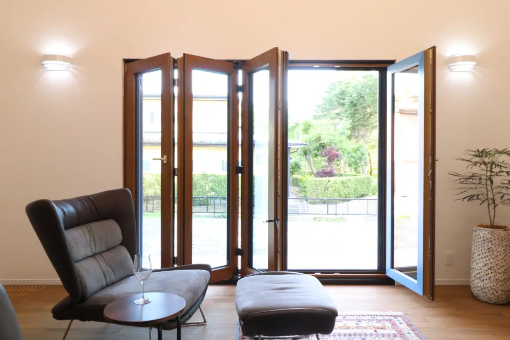 【窓】木製サッシが叶える、内と外の心地よいつながり