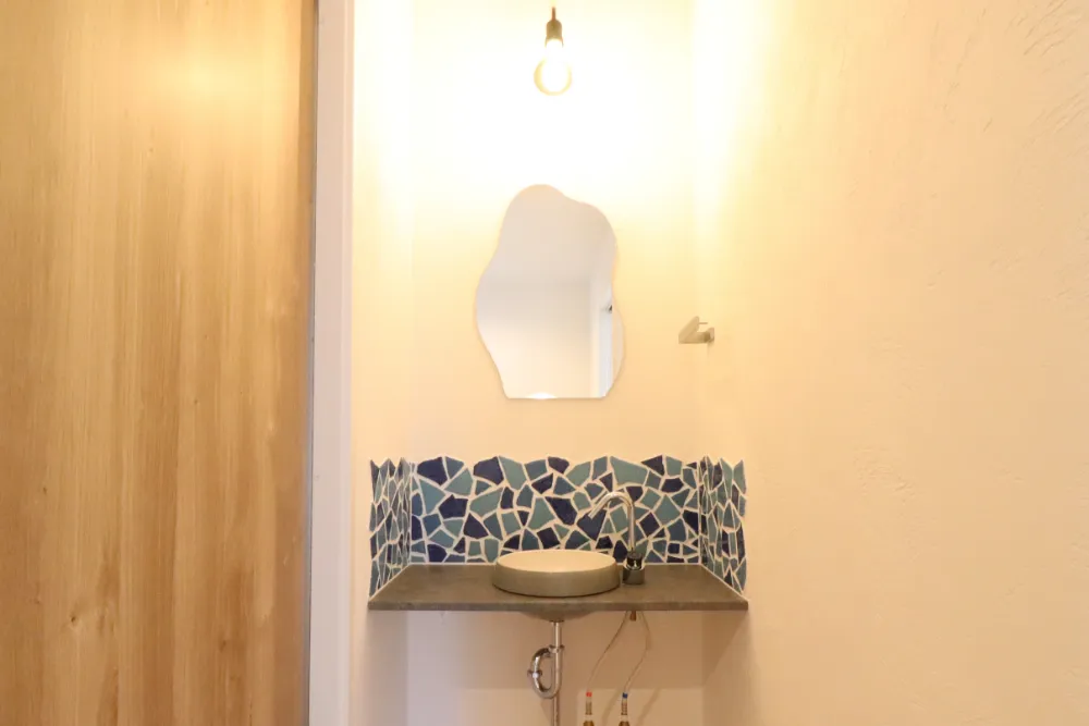 【造作手洗い】鮮やかなブルータイル×漆喰