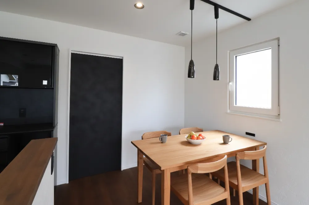 和灯りの畳スペースがある家