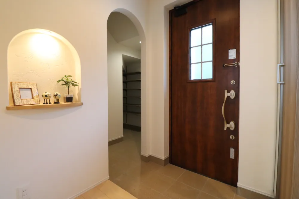 【玄関】曲線の誘い。愛犬との日常を支える玄関