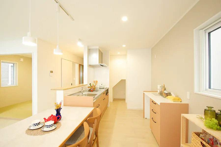 キッチンとダイニングが並列にレイアウトされた間取りです。