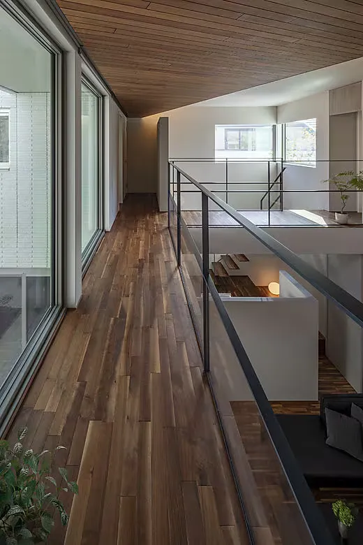 中庭から内に広がる美と光が共鳴し合うコートハウス