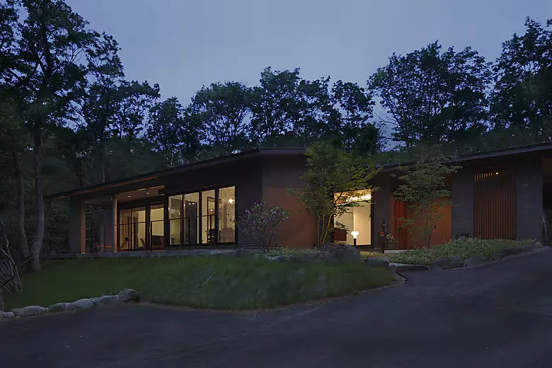 自然になじみ、森に包まれる家