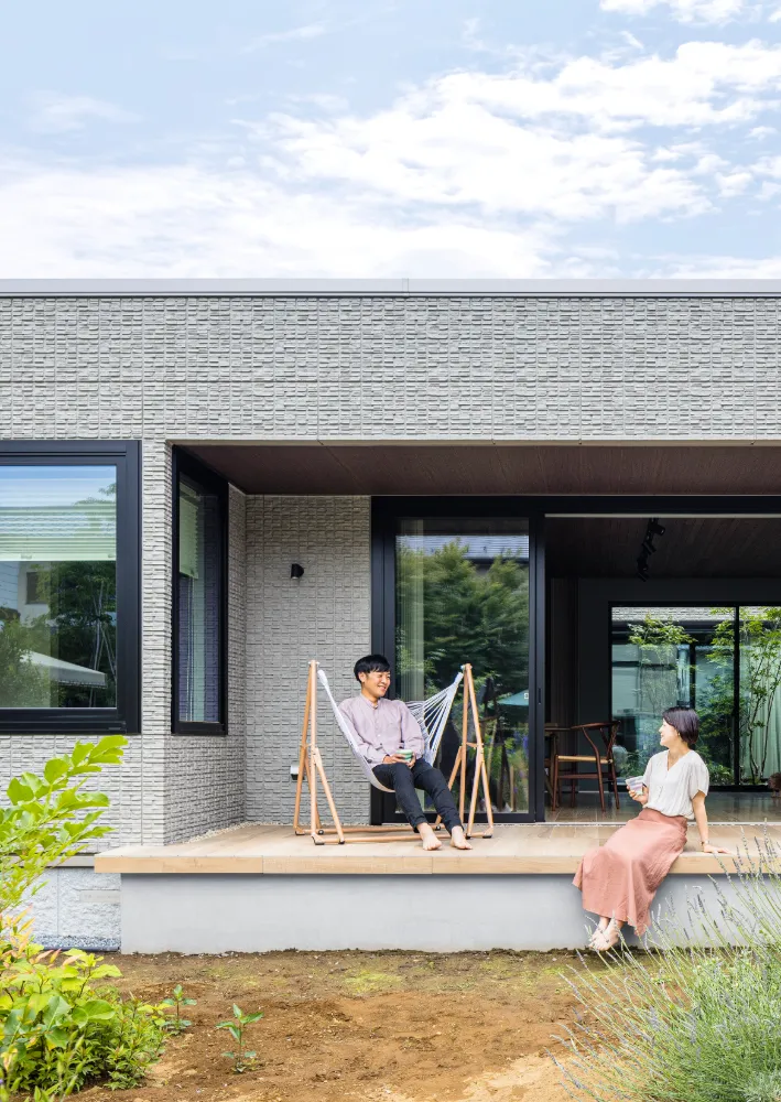 風と緑、開放感のある中庭と木調のデッキ