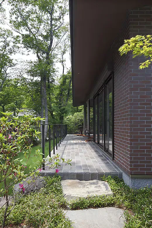 自然になじみ、森に包まれる家