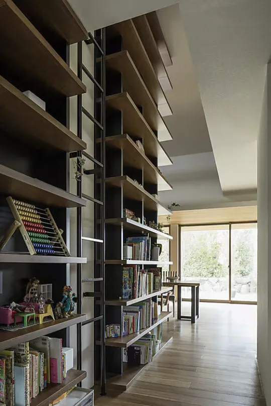 豊かな自然に包まれ、本の森を巡る。