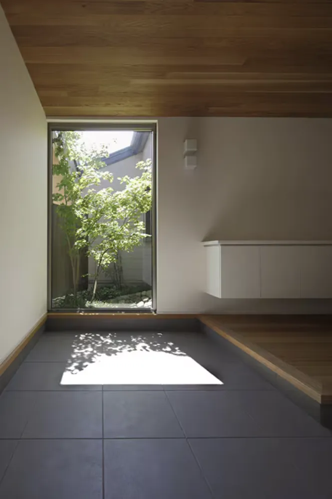 のびやかな小屋吹抜の空間。優しい木の温もりが家族を包み込む