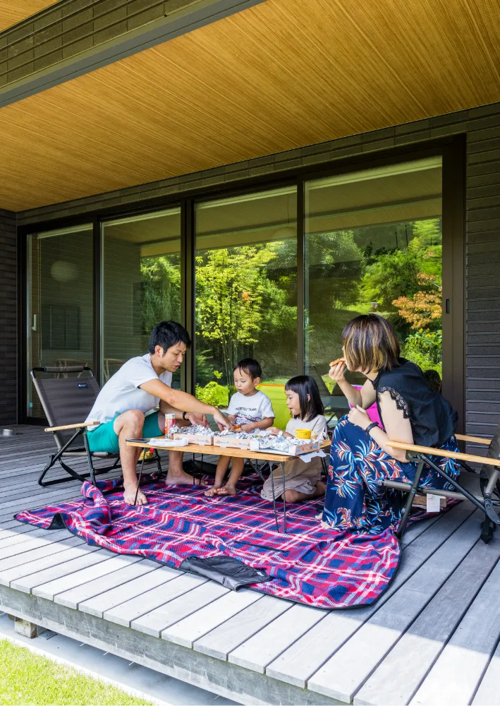 のどかな地に建つモダンな平屋。 家族の笑い声が広がる伸びやかな家