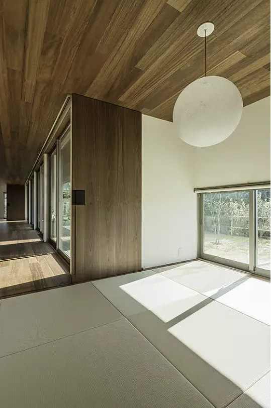 豊かな自然に包まれ、本の森を巡る。