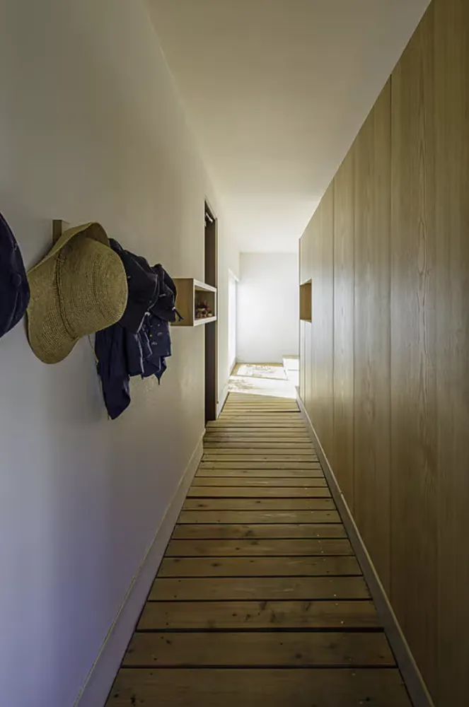 多彩な植物に彩られ街に馴染むシルエット シンプルで心地よい家族の住まい