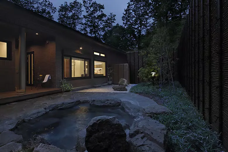 自然になじみ、森に包まれる家