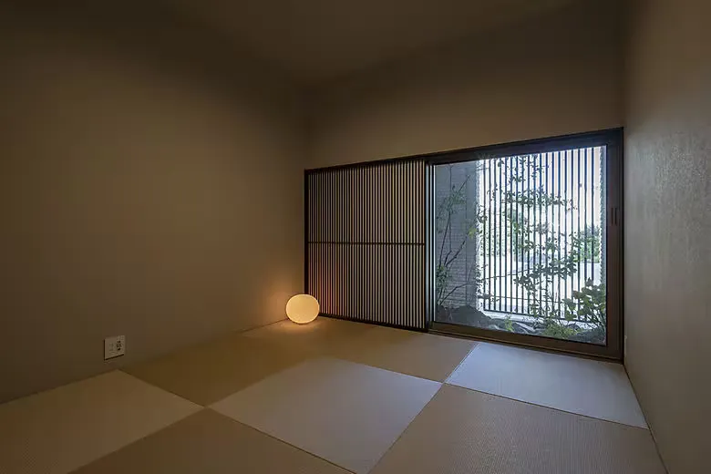 中庭から内に広がる美と光が共鳴し合うコートハウス