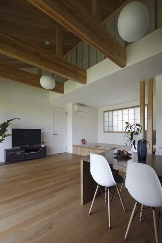 のびやかな小屋吹抜の空間。優しい木の温もりが家族を包み込む