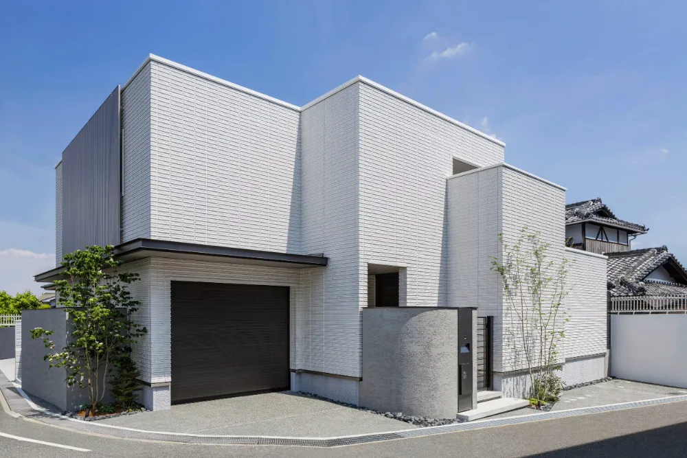 プライバシーを守りながらも、光と開放感にあふれたコートハウス