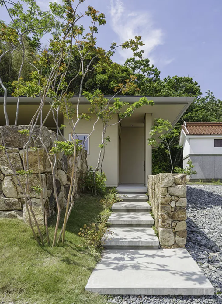 雨端と石垣のある家