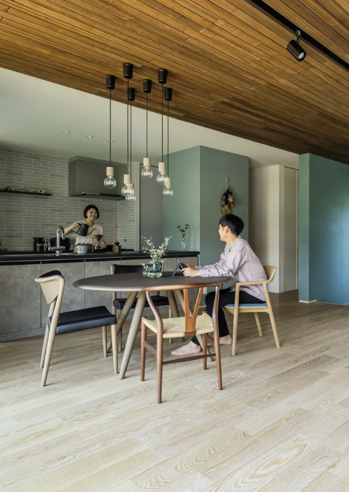 コートハウスで叶える癒しと効率性～オンオフを軽やかに行き来する家～