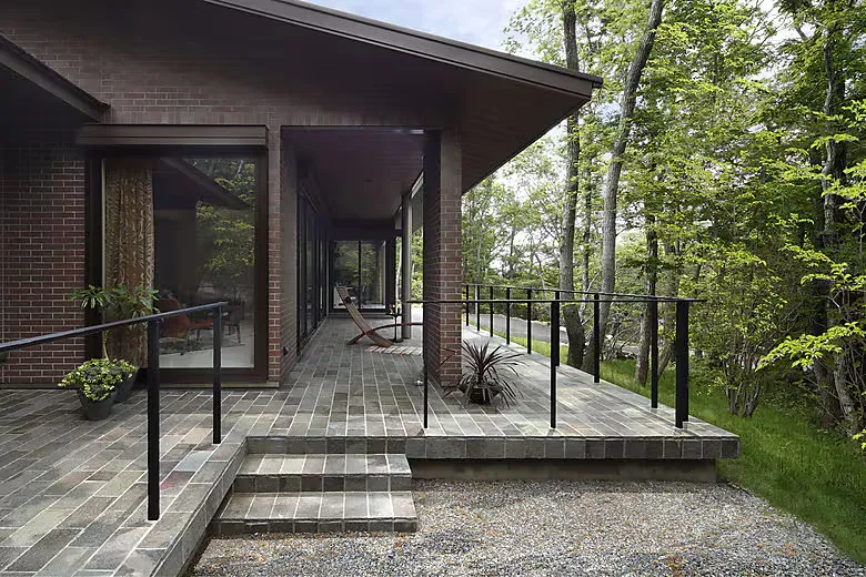 自然になじみ、森に包まれる家