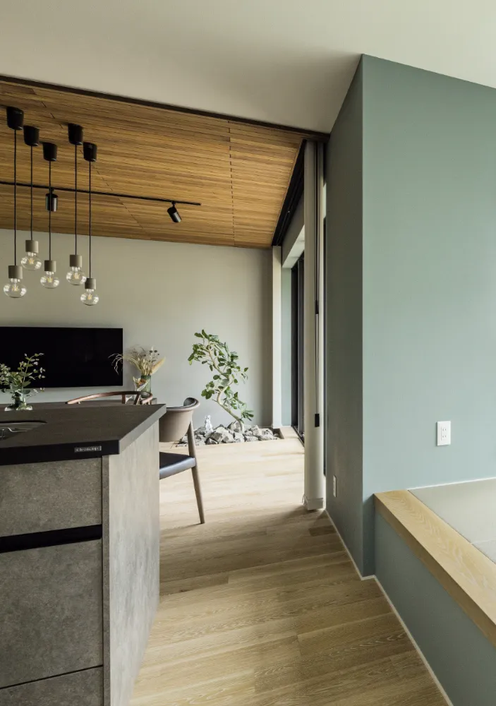 コートハウスで叶える癒しと効率性～オンオフを軽やかに行き来する家～