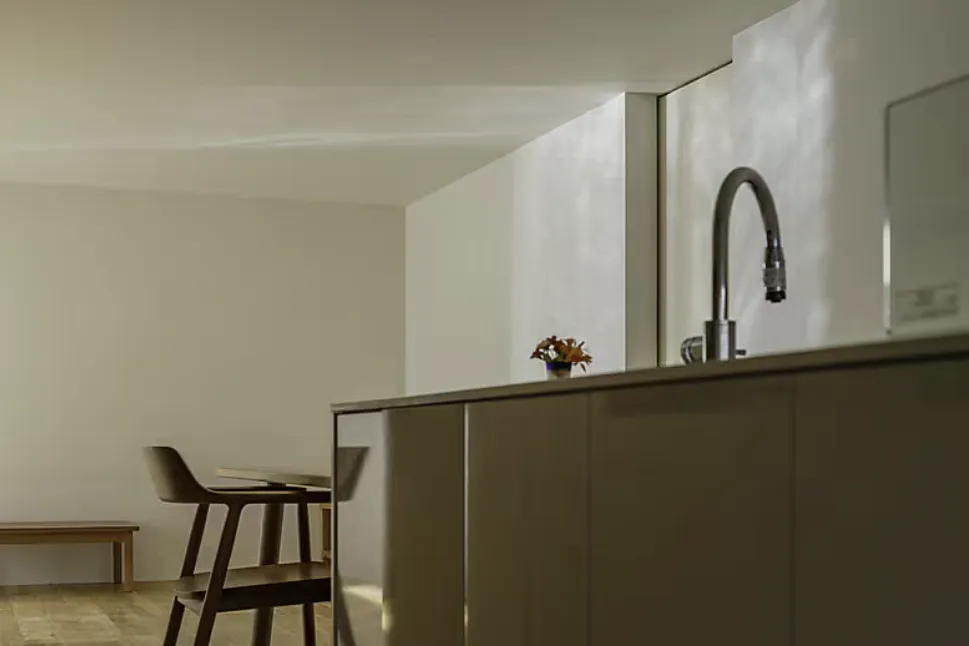 多彩な植物に彩られ街に馴染むシルエット シンプルで心地よい家族の住まい