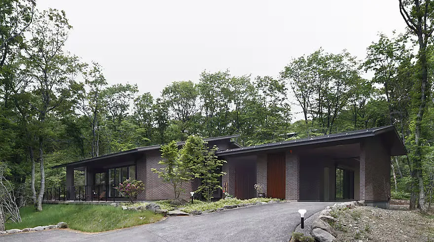 自然になじみ、森に包まれる家
