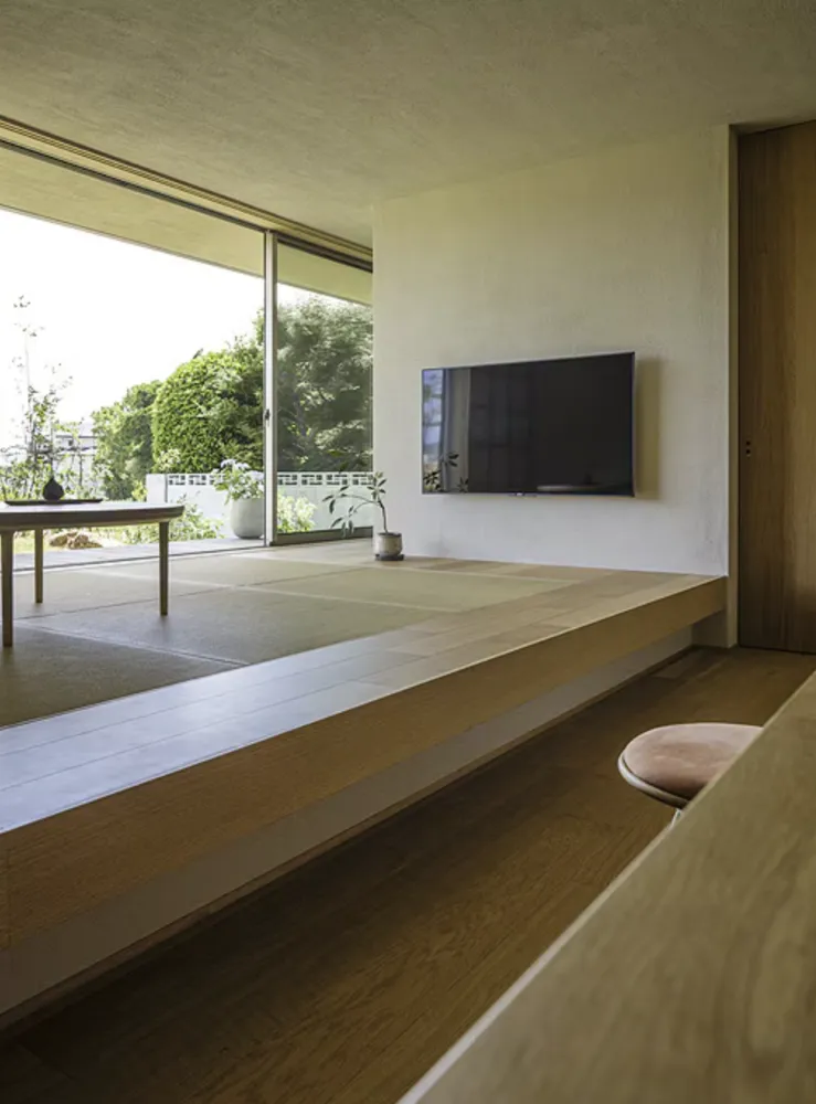 雨端と石垣のある家