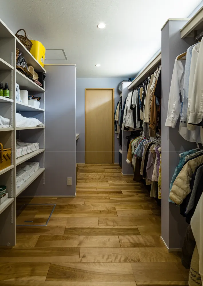 のどかな地に建つモダンな平屋。 家族の笑い声が広がる伸びやかな家