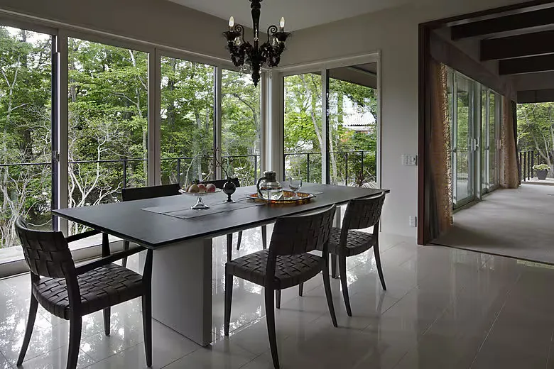 自然になじみ、森に包まれる家