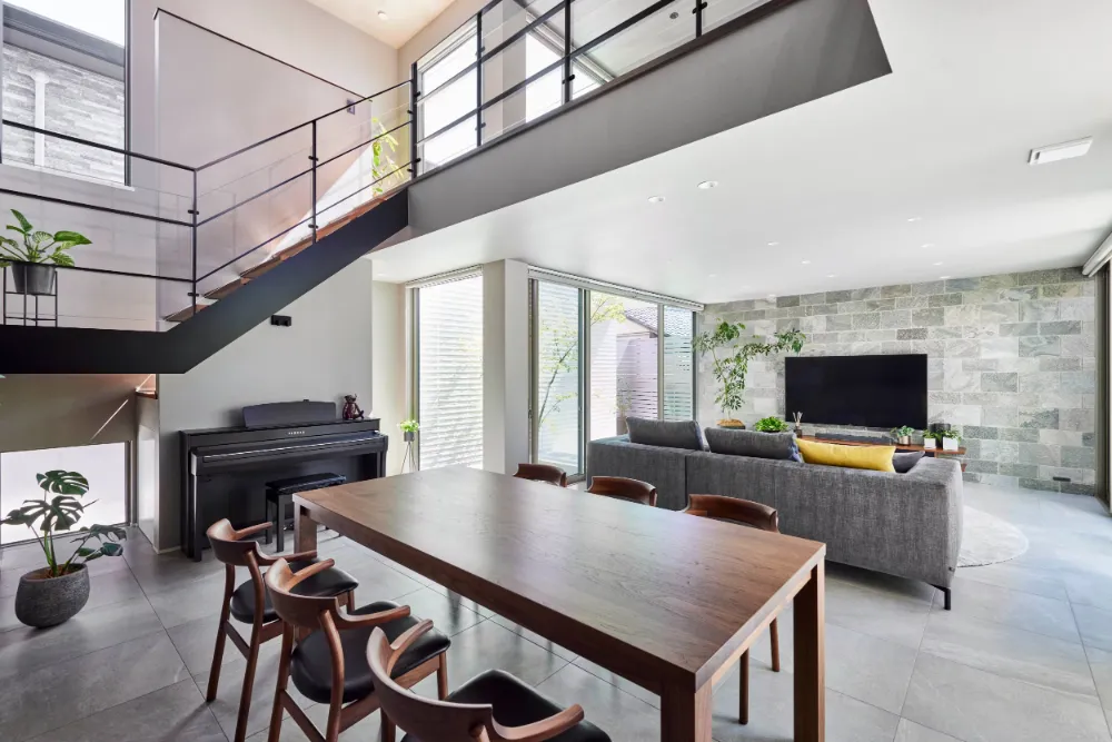 プライバシーを守りながらも、光と開放感にあふれたコートハウス