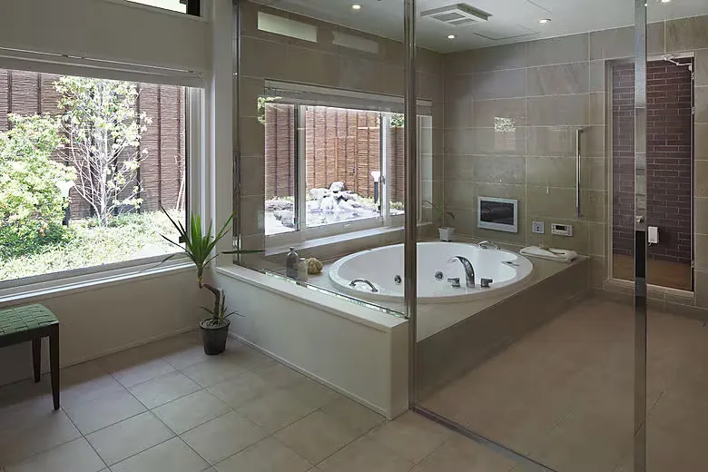 自然になじみ、森に包まれる家