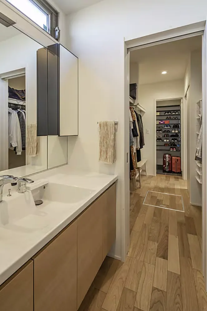 身支度にも洗濯にも大活躍する一直線の動線がわが家の自慢