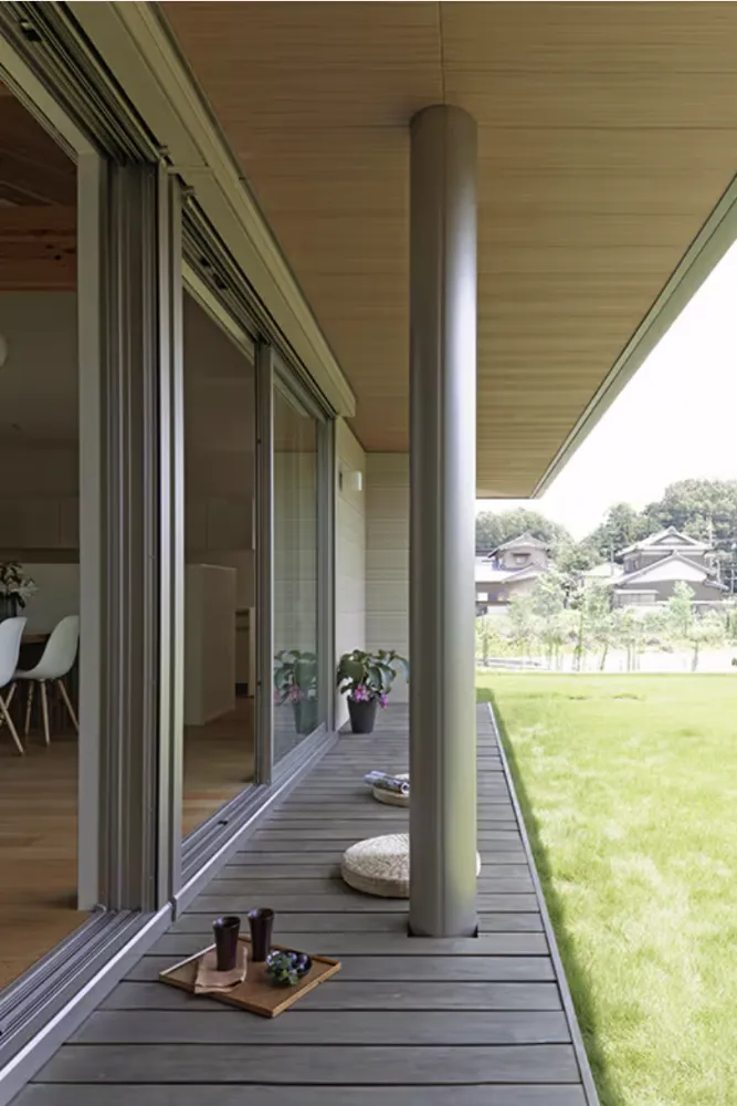 のびやかな小屋吹抜の空間。優しい木の温もりが家族を包み込む