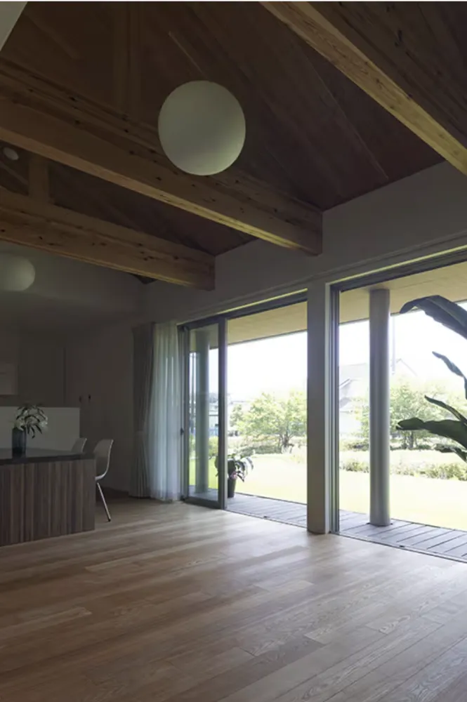 のびやかな小屋吹抜の空間。優しい木の温もりが家族を包み込む