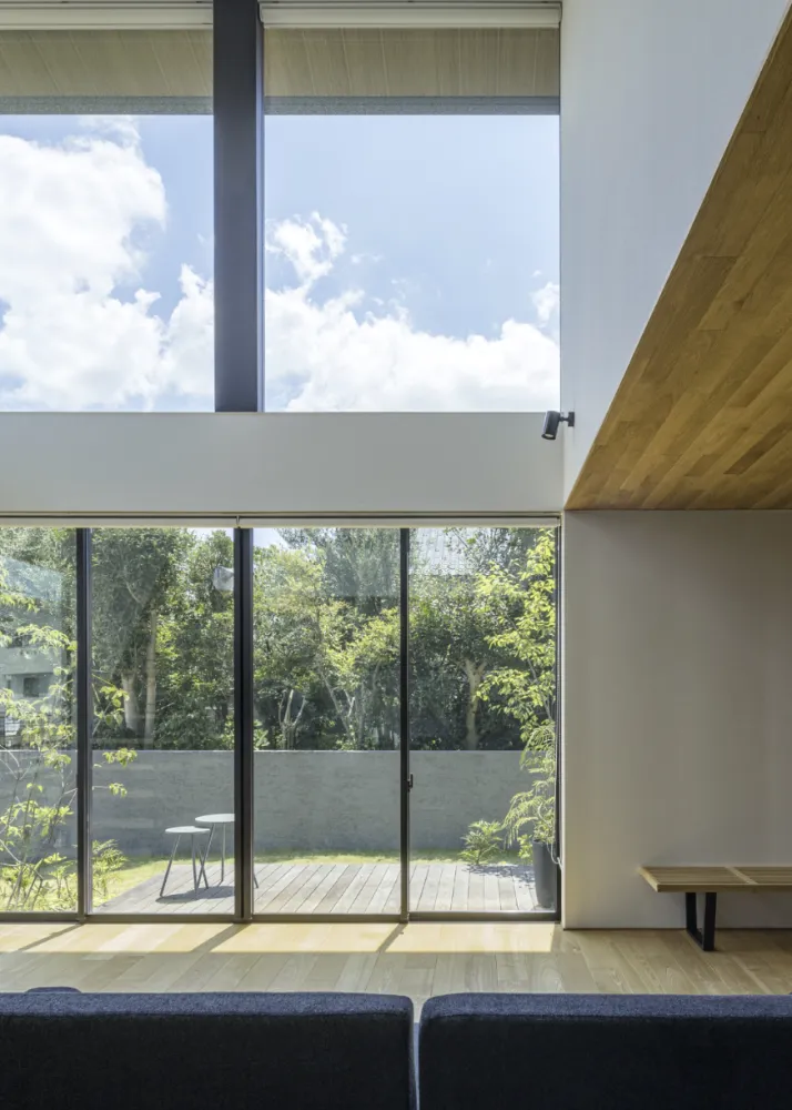 空へとつながるダイナミックな吹き抜け