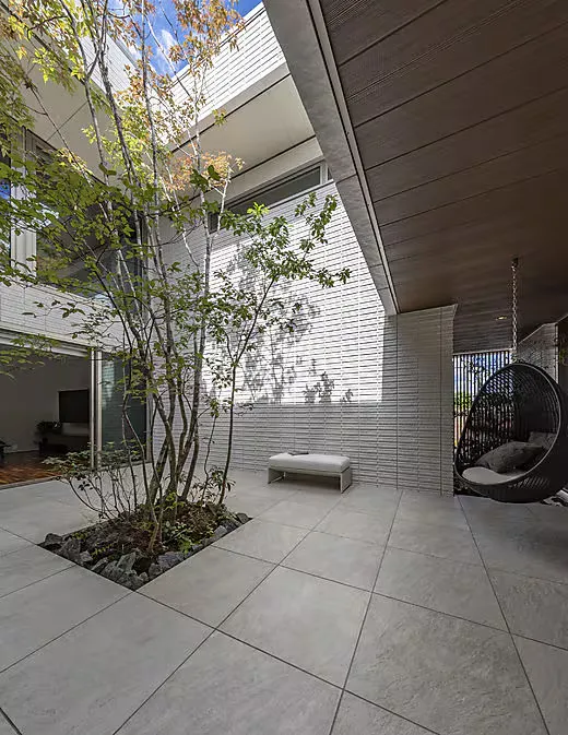 中庭から内に広がる美と光が共鳴し合うコートハウス