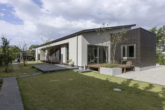 豊かな自然に包まれ、本の森を巡る。