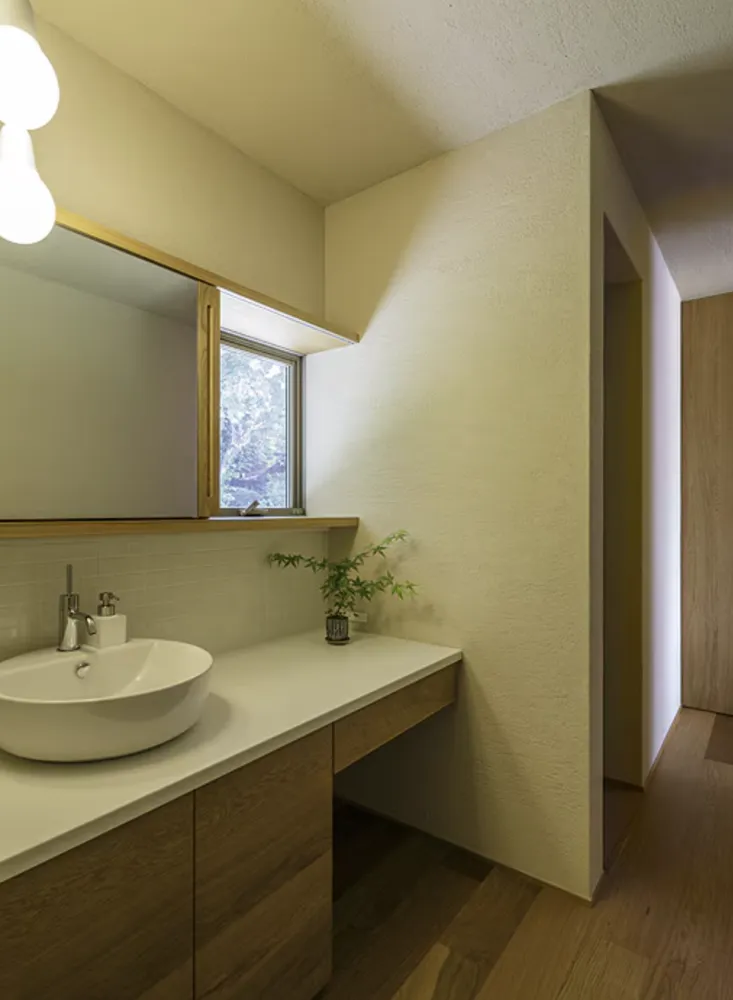 雨端と石垣のある家