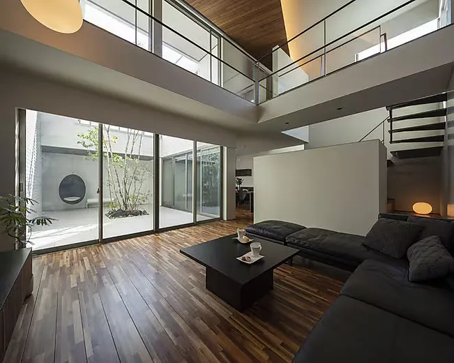 中庭から内に広がる美と光が共鳴し合うコートハウス