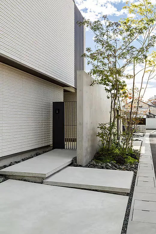 中庭から内に広がる美と光が共鳴し合うコートハウス