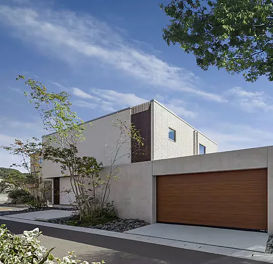 中庭から内に広がる美と光が共鳴し合うコートハウス