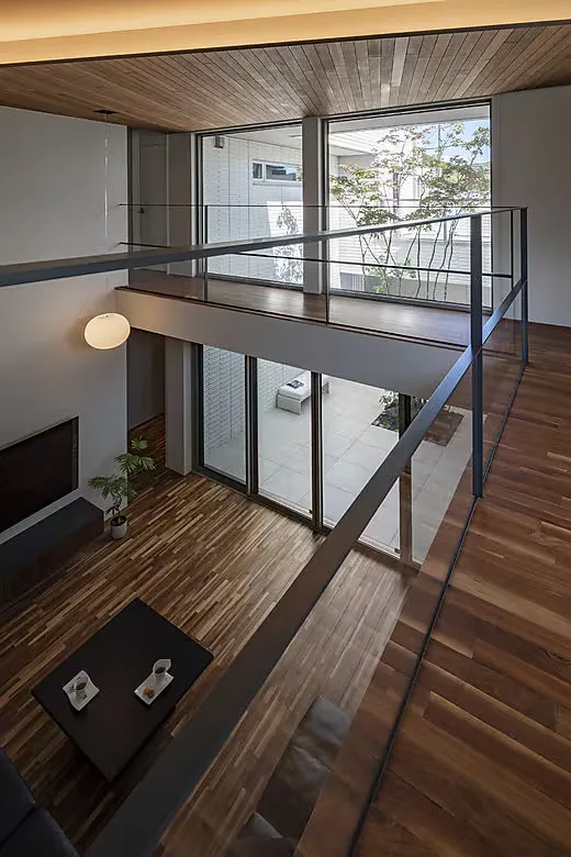 中庭から内に広がる美と光が共鳴し合うコートハウス