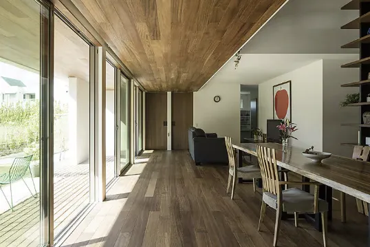 豊かな自然に包まれ、本の森を巡る。