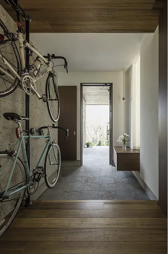 豊かな自然に包まれ、本の森を巡る。