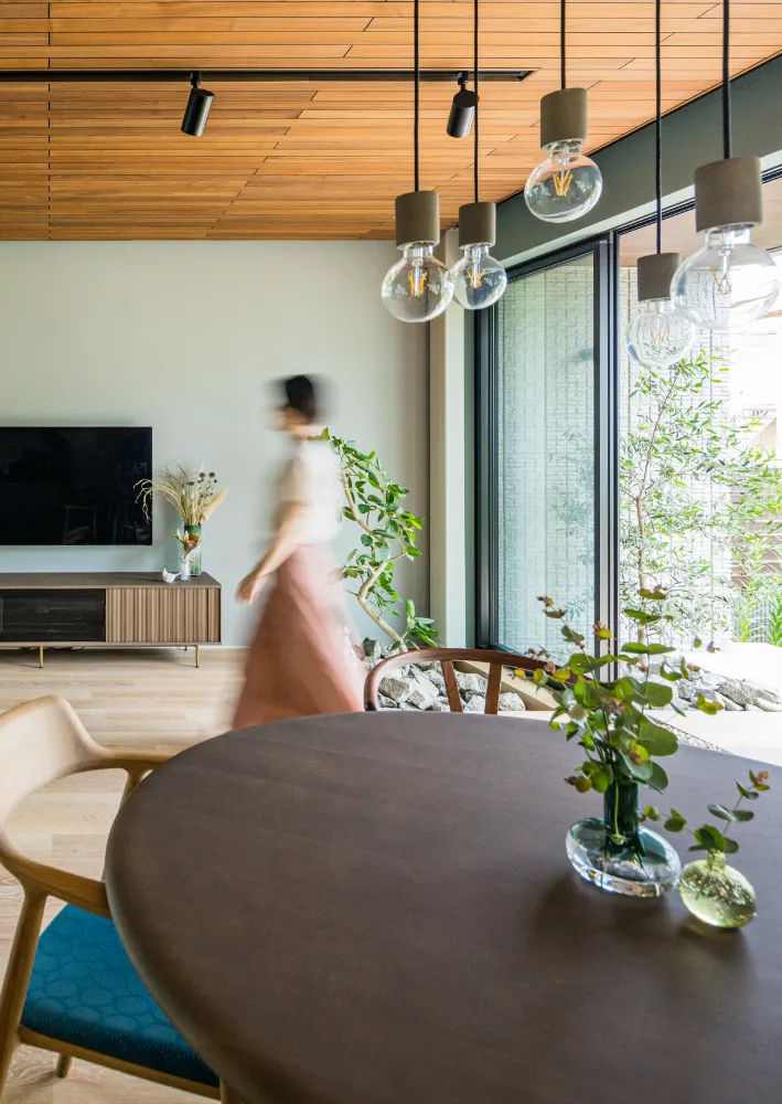 コートハウスで叶える癒しと効率性～オンオフを軽やかに行き来する家～