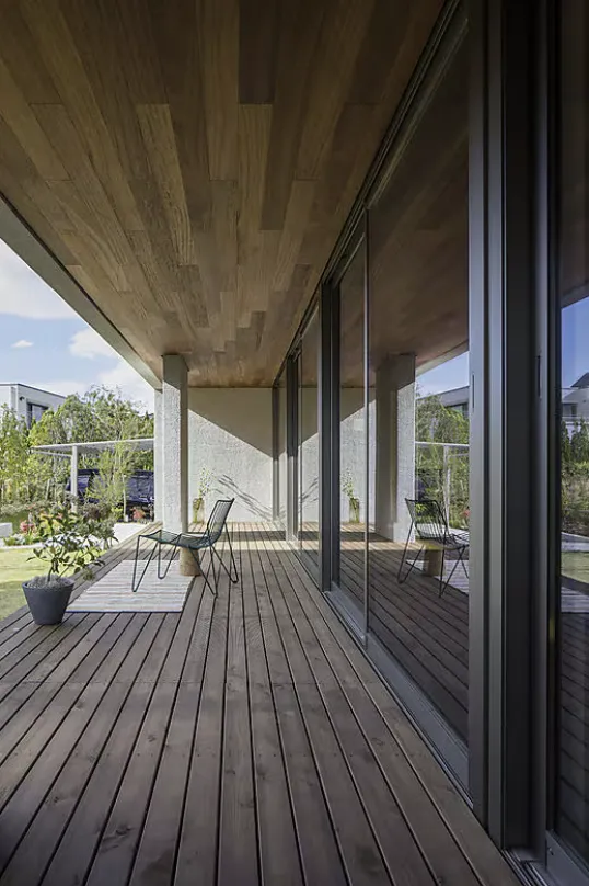 豊かな自然に包まれ、本の森を巡る。