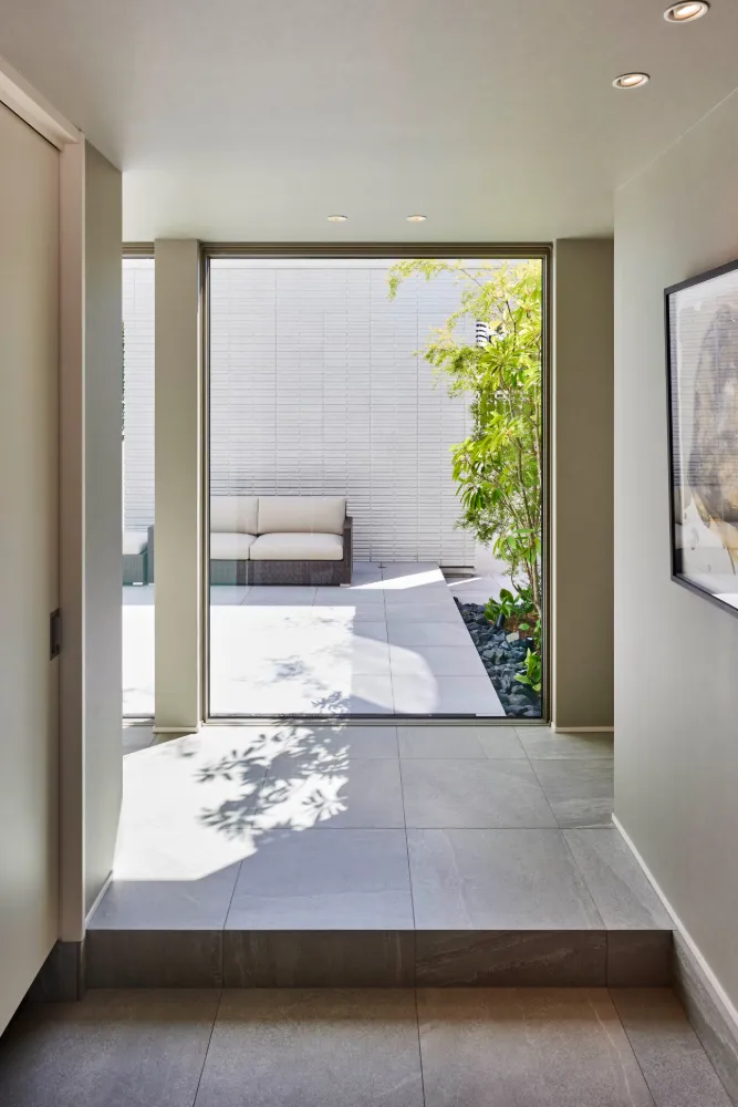 プライバシーを守りながらも、光と開放感にあふれたコートハウス