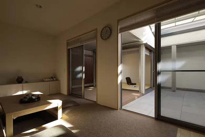 家族のための中庭、「間」を設けた平屋空間