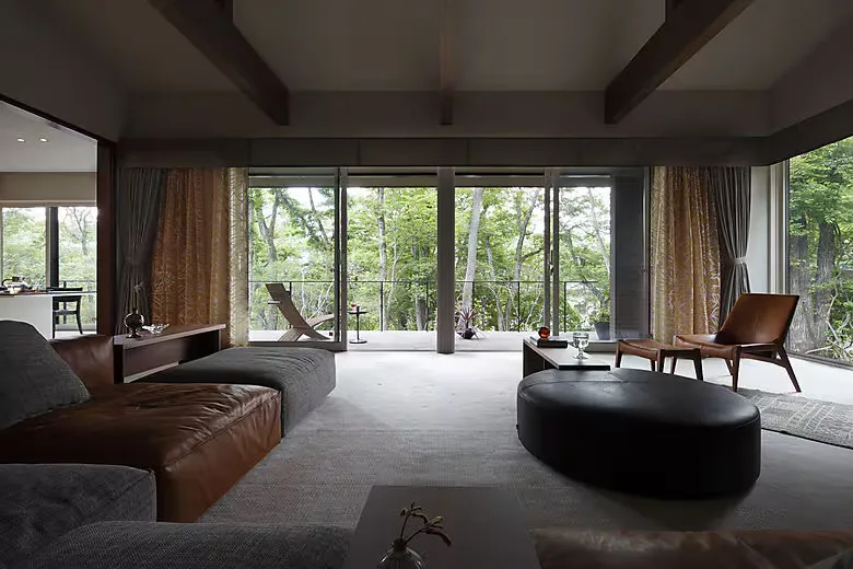 自然になじみ、森に包まれる家