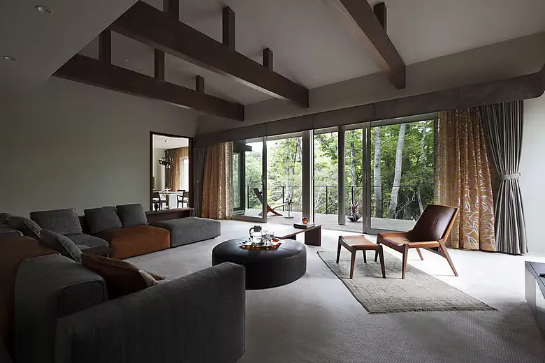 自然になじみ、森に包まれる家